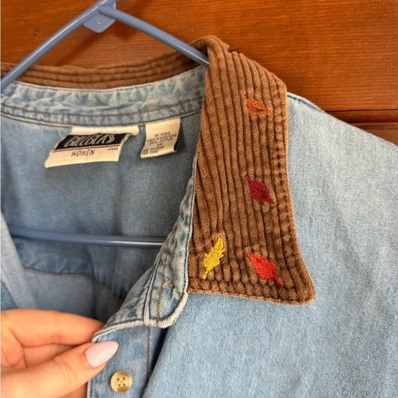 Vintage Women’s Bill Blass Denim Button Down - Picture 5 of 7